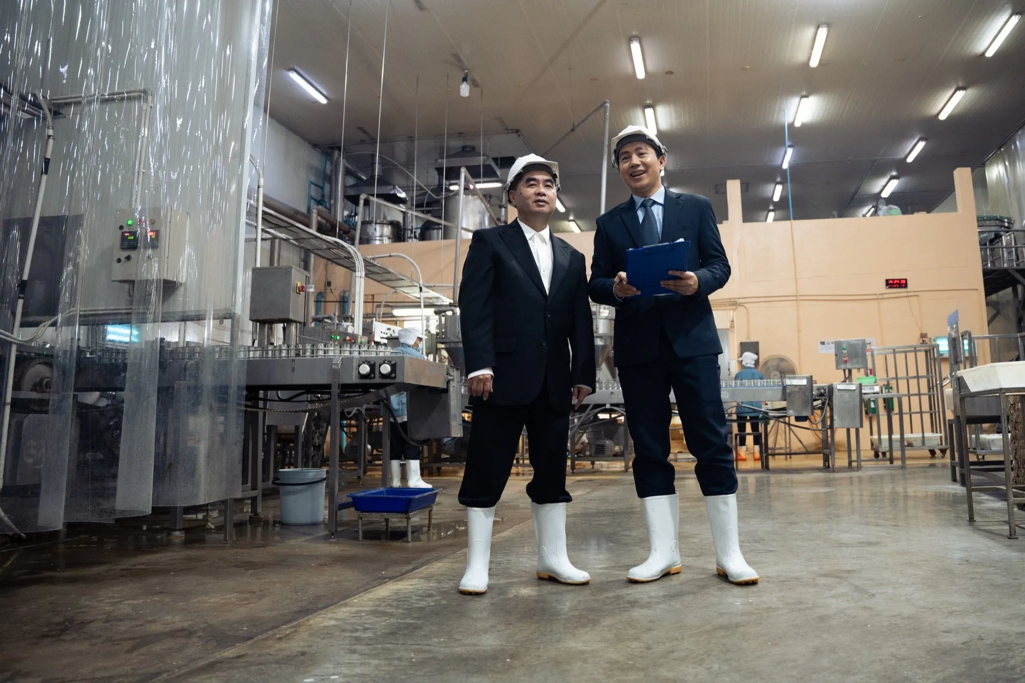 製造ラインで品質を確認する様子