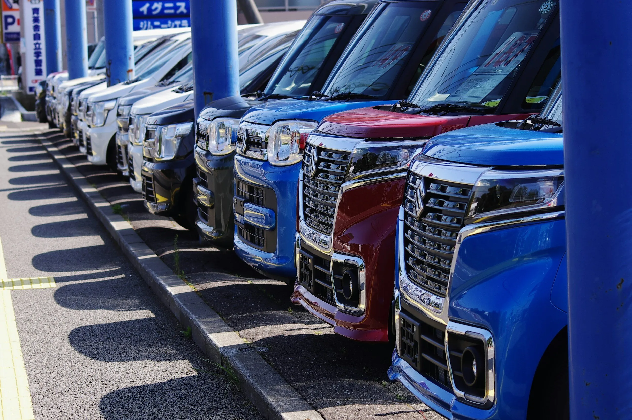 出荷を待つ完成車の列